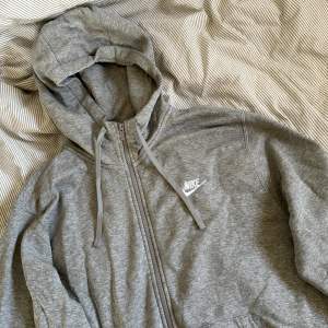 Zip hoodie från Nike. Storlek L. True to size. Använd fåtal gånger. Inga skador eller fläckar! 👌