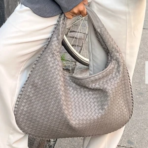 Design by Si  - Säljer denna jättefina väska från Design by Si! Använd några gånger men helt i nyskick!! 