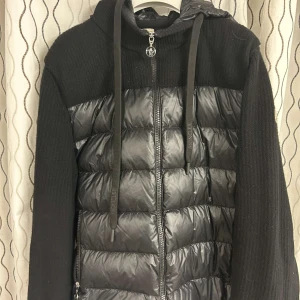Moncler jacka  - Kvitto och Moncler Galge ingår. Inga tecken av användning eller skador. Köpt på Nk för 10200 kronor. Endast seriösa köpare  Finns att hämta i Jönköping 
