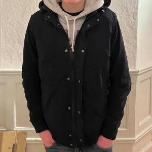 Massimo dutti jacka - Säljer nu en snygg massimo dutti jacka/cardigan i strl M, säljer då den bara ligger i garderoben annars. 