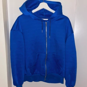 Hoodie - Blå zip hoodie som bara använts ett fåtal gånger. Har inga defekter. Väldigt skön och har en stor huva.