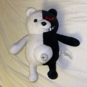monokuma plushie - ca 25 x 13 cm dma för att köpa💕