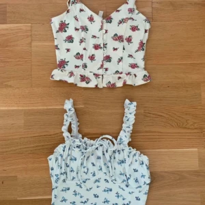 Paket klädpaket med två blommiga korta linnen toppar crop tops croptops sommar sommarkläder - BETALNING VIA SWISH ELLER VINTED!  Paket med 2 toppar! Paketpris 40kr