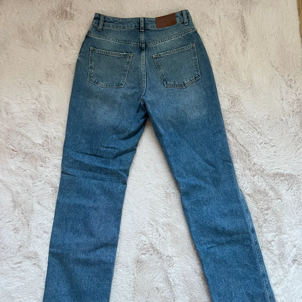 Raka high waist jeans från NA-KD, jeansen är lite långa på mig.. Jeans & Byxor.