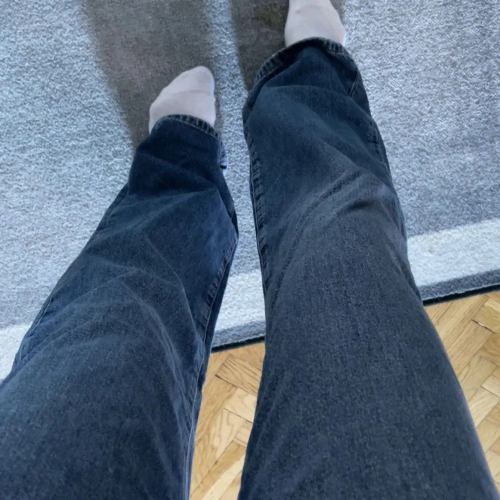 Raka jeans från Bikbok, medelhög midja. Oanvända💙💙storlek (M). Jeans & Byxor.