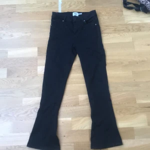 Snygga jeans - Hej,de här jeansen har bara varit använda en gång de är för små för mig men jätte snygga,skriv till mig om du har frågor,priset kan sänkas:)