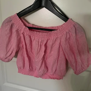 Söt sommartopp - Denna söta topp kommer inte till användning. Du kan bära den på olika sätt antingen off shoulder eller så det blir puffärmar!