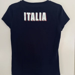 Italia Baby Tee - Ny Italien OS tröja från Armani! S men liten i storleken så sitter som en xs eller lite tightare i passformen
