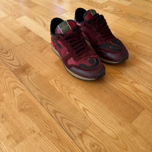 Valentino Rockrunners - Säljer dessa riktigt snygga Valentino rockrunners i storlek 42. Ny pris ca 6000 vårt pris 1599.  Inga större defekter på skorna förutom en liten skråma på toppen av vänstra skon. Skick: 7/10. Pris kan diskuteras! Hör av er vid funderingar!🫡