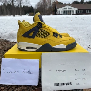 Jordan 4 Lightning  - Säljer Jordan 4 Lightning ⚡️ i väldigt fint skick. Det ingår box och kvitto från GOAT! För fler bilder eller frågor så är det bara att kontakta via PM!