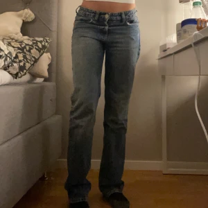 Lågmidjade jeans  - Snygga blåa low waist jeans från zara i fint skick. Storlek 36 