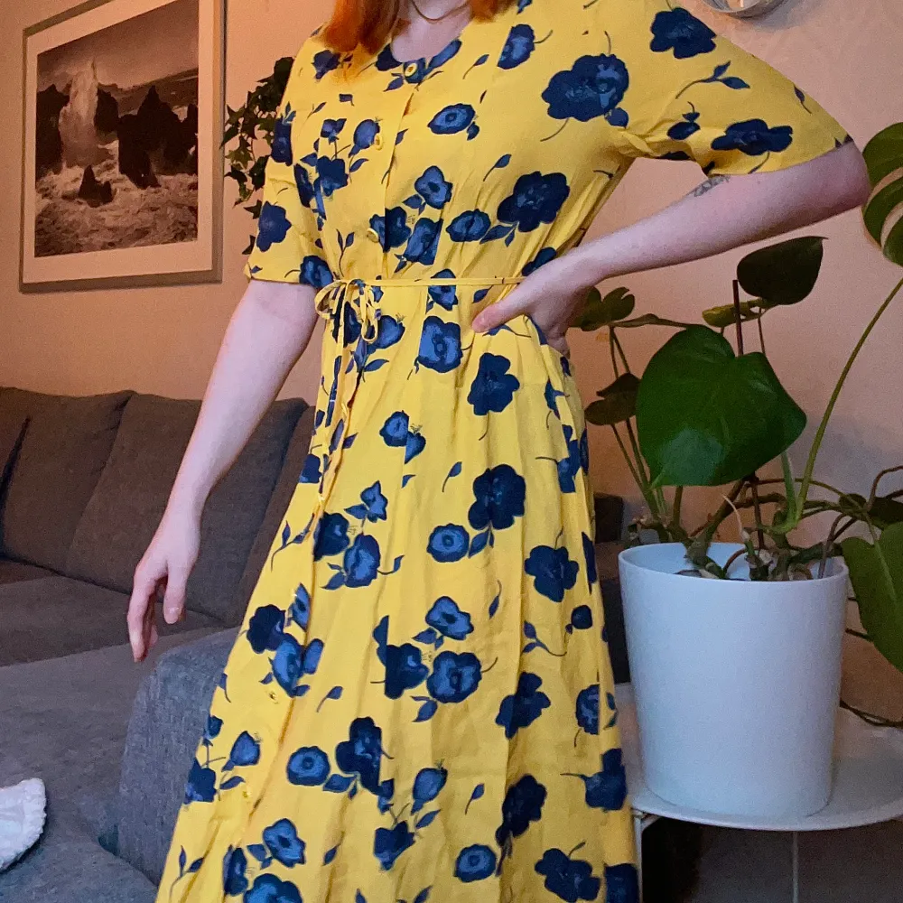 Vintage klänning från 1970-talet med blommor. Ljuset gör inte färgen rättvis riktigt, färgen är mest lik som sista bilden🫶🏼Från märket Carolin Muoti-Hovi, från Finland. . Klänningar.