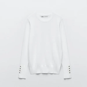 Stickad tröja Zara - Vit stickad tröja med guldiga ”knappar” på ärmarna. Den är superfin och bekväm. Delvis använd men superbra skick.