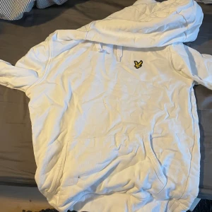 Vit Hoodie  - Fin o använd Hoodie. Den är liten men är bra för storlek S och XS