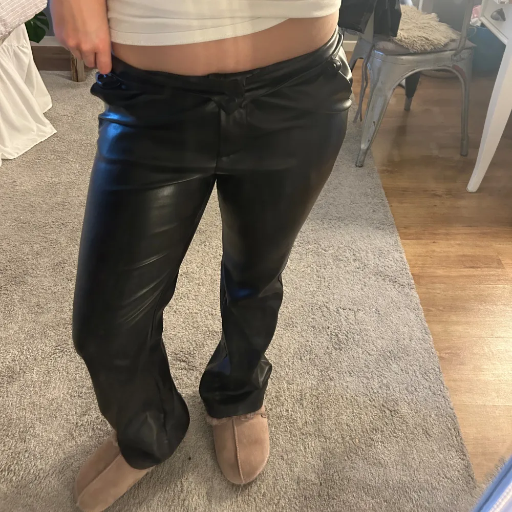 Skinnbyxor som är bootcut. Från madlady storlek xs, men mycket stretch. Midjemått: 33cm rakt över. Innerbenslängd: 72cm. Jeans & Byxor.