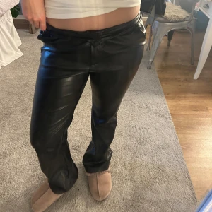 Bootcut skinn byxor  - Skinnbyxor som är bootcut. Från madlady storlek xs, men mycket stretch. Midjemått: 33cm rakt över. Innerbenslängd: 72cm