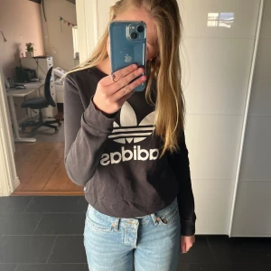 Tröja - Adidas tröja i svart, använd för några år sen! Kontakta för mer bilder och info!