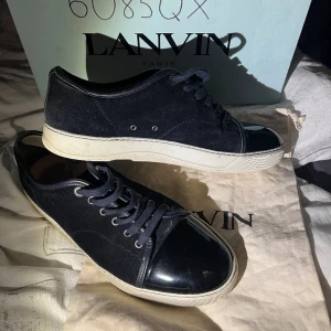 Lanvin skor - Säljer dessa feta lanvins i skick 9/10 Storlek UK9 som passar 43-44 Tillkommer: skor, box och 1 dustbag Hör av er vid frågor🙌🤩