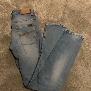 Ett par nudie jeans i utmärkt skick! De är i storleken 29/33 och sitter nice. Säljer de nu för att dem inte passar mig längre.