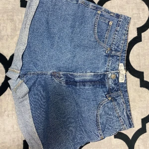 shorts  - shorts från stradivarius i storlek 42. 150kr