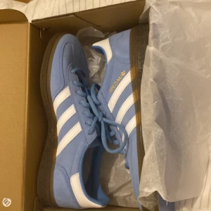 Skor  - Säljer mina blåa adidas handball spezial som är helt nya, aldrig använda. Säljer då jag fick de i present och vill ha annan färg. Säljes för 1200 eller bytes mot samma modell och storlek i annan färg. Skriv vid eventuella frågor eller fler bilder.  