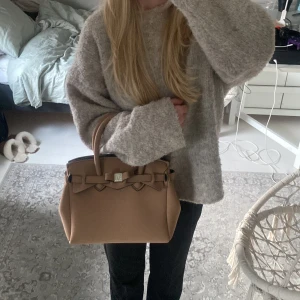 Söt handväska - Super gullig handväska perfekt till allt super bra med plats ❤️‍🔥❤️‍🔥