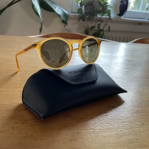 Serengeti Raffaele 8951 - Ny skick aldrig använda. Har ståt i ett skåp i något år.  Nypris: 3000kr https://www.smartbuyglasses.se/solglasogon/Serengeti/Serengeti-Raffaele-8951-505196.html  (Priset kan diskuteras)