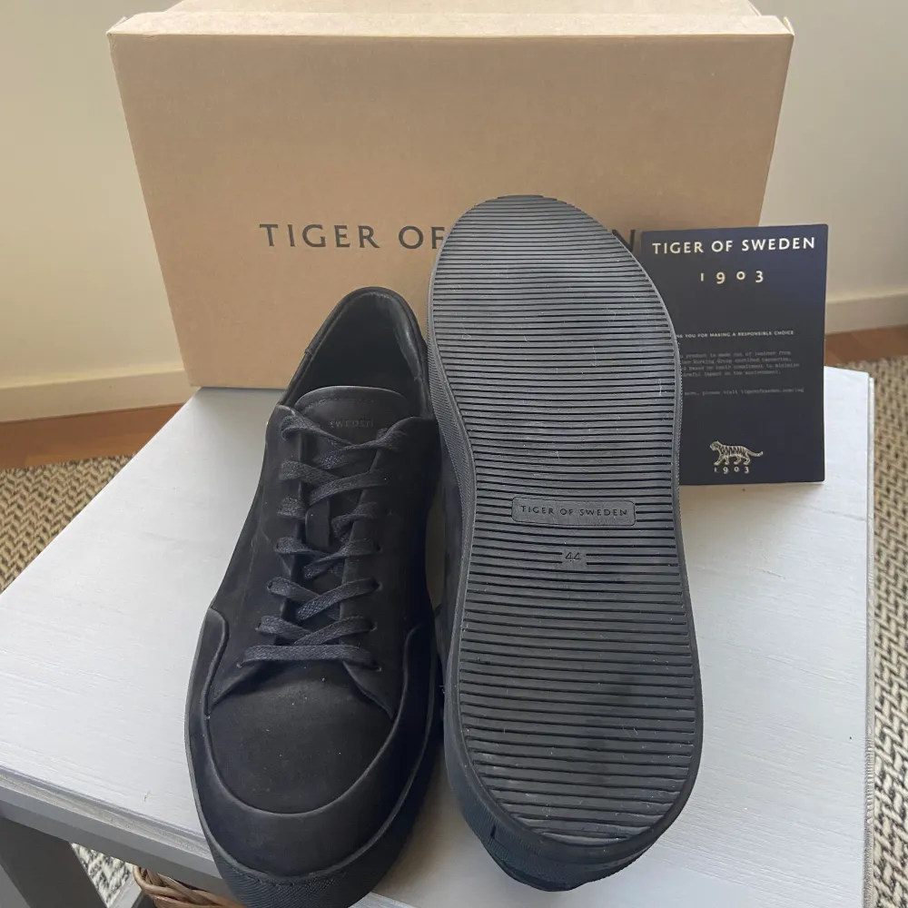 Tja! Här är några hel svarta skor från tiger of Sweden som jag vill sälja. Dom är i storlek 44 och är endast använda 2 gånger, du får med dig skokartongen. digitalt kvitto finns. Har du någon fråga så är det bara att fårga på!. Skor.