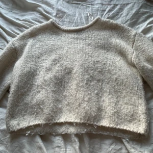 Stickad tröja - Superfin stickad tröja. Använd ett fåtal gånger💕