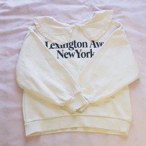Zara tröja - En fin varm vit tröja. Storlek 152. Zara sweatshirt med text "Lexington Ave Newyork". DM för köp och plats!