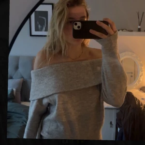 Stickad tröja - Säljer denna fina stickade tröja med öppna axlar, sticks inte och väldigt bra skick❣️pris kan diskuteras 