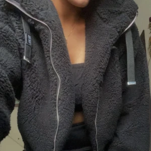 Jacka - Säljer denna fina jackan. Med luva och zip. 