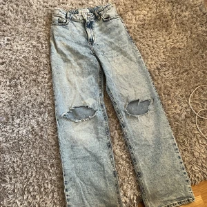 Jeans - Ljus blåa Jeans med hål. Från Lindex. (Använda en gång men tvättade) de har lite små svarta färg fläckar som inte går bort men det syns knappt. Jätte fina,coola.❤️⭐️