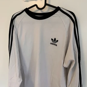 Långärmad Adidas - Använd men i fint skick utan några särskilda defekter. Långärmad med rak passform. Priset är förhandlingsbart!