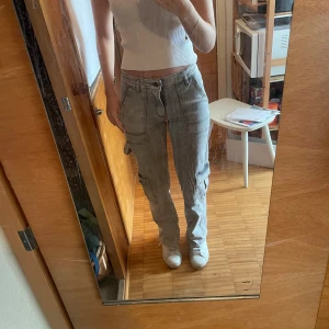 Grå cargojeans från renatta&go - Storlek: EU 32 Skick: väldigt bra Oanvända!  Priset kan diskuteras 🥰
