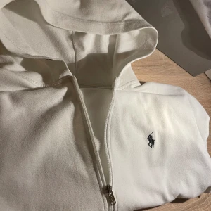 Ralph lauren tröja - Skön tröja som används mycket lite 10/10 skick   Storlek S men passar M också  Skriv vid funderigar !!