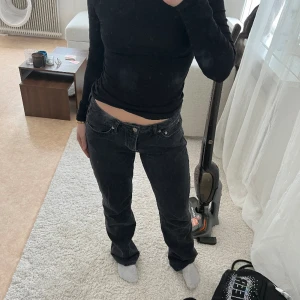 Low waisted jeans - Dessa var tyvärr förstora, jag är 160cm lång och dem är ca 1dec för långa. 