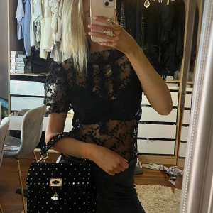 Topp - Så sjukt söt blus med detaljer på! ❤️ryggen är öppen bak på blusen 