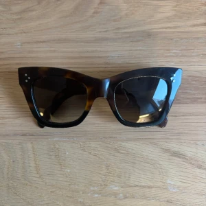 Celine Catherine Solglasögon  - Fint skick! Några små märken på bågen bakom örat. Tyvärr inget kvitto kvar då de är köpta utomlands. Fodral finns! 🤎