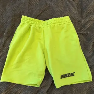 Säljer dessa Billie eilish shorts som inte kommer till användning längre, snören ingår ej!! Bra skick och ganska tjocka i materialet💚 Frakt betalas på köparens bekostnad. Pris kan diskuteras 