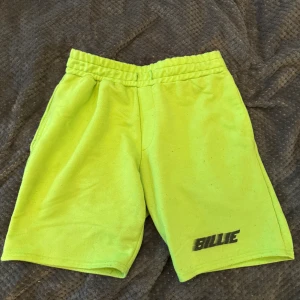 Billie eilish shorts! - Säljer dessa Billie eilish shorts som inte kommer till användning längre, snören ingår ej!! Bra skick och ganska tjocka i materialet💚 Frakt betalas på köparens bekostnad. Pris kan diskuteras 