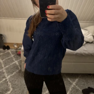 Blus - En blå blus som aldrig använts, riktig bra skick😊