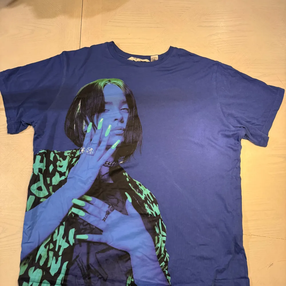Säljer denna Billie eilish tshirt från H&M! Den är använd några fåtal gånger men är fortfarande i bra skick🖤 Frakten är på köparens bekostnad💙💙. T-paidat.