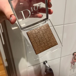 DIOR backstage Bronzer. ENDAST TESTAD  - Jätte fina dior backstage Bronzer som ENDAST ÄR TESTAD.  Säljer pågrund av att jag har andra Bronzers. Den är köpt för cirka 600kr på lappen är de 54 euro som ungefär är 600kr mitt pris går att diskutera endast vid snabb affär. ❤️❤️💕💕