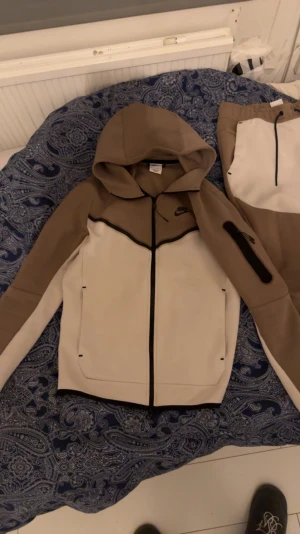 Nike tech fleece dress - Säljer min tech fleece dress, slutsålt överallt, köpte för runt 3000 något minns inte exakt, byxorna är storlek s, tröjan är storlek xs men passar som s.