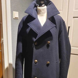 Kappa  - Snygg Navy blå kappa med snygga detaljer  Obetydligt använd nyskick 