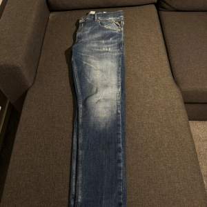 Replay Jeans i modellen mickym, storlek 31x32. Byxorna är i nyskick. Hör av er vid minsta fundering!