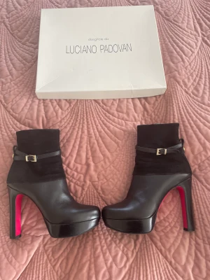 Luciano Padovan Stövlett i lyxigt italienskt skinn.   - Lyxmärket Luciano Padovan Stövlett i svart italienskt skinn. Endast använda 2 ggr. Storlek 38. Nypris 5.000kr. 