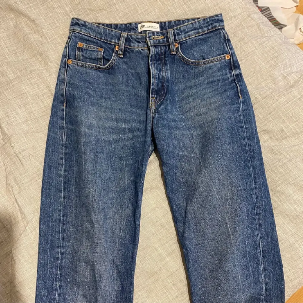 Säljer dessa fina mid rise straight jeans från Zara. Denna modellen säljs inte längre. (Inte mina bilder) . Jeans & Byxor.