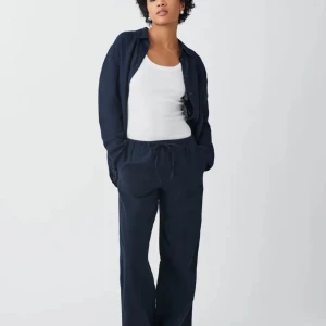 Linnebyxor Svart Ginatricot - Säljer mina superfina linnebyxor från Gina i svart då dem är för små för mig, materialet är lite vågigt och detta är efter design. Modellen av byxorna säljs tyvärr inte längre men byxorna på bilden är superlika i passform men vet med er om materialet